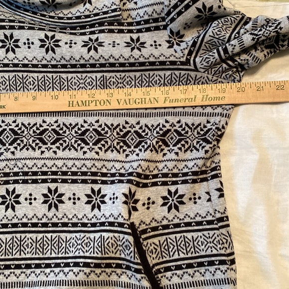 Talbots M blk/grey top.  It will fit a large, but tighter. - Picture 6 of 11